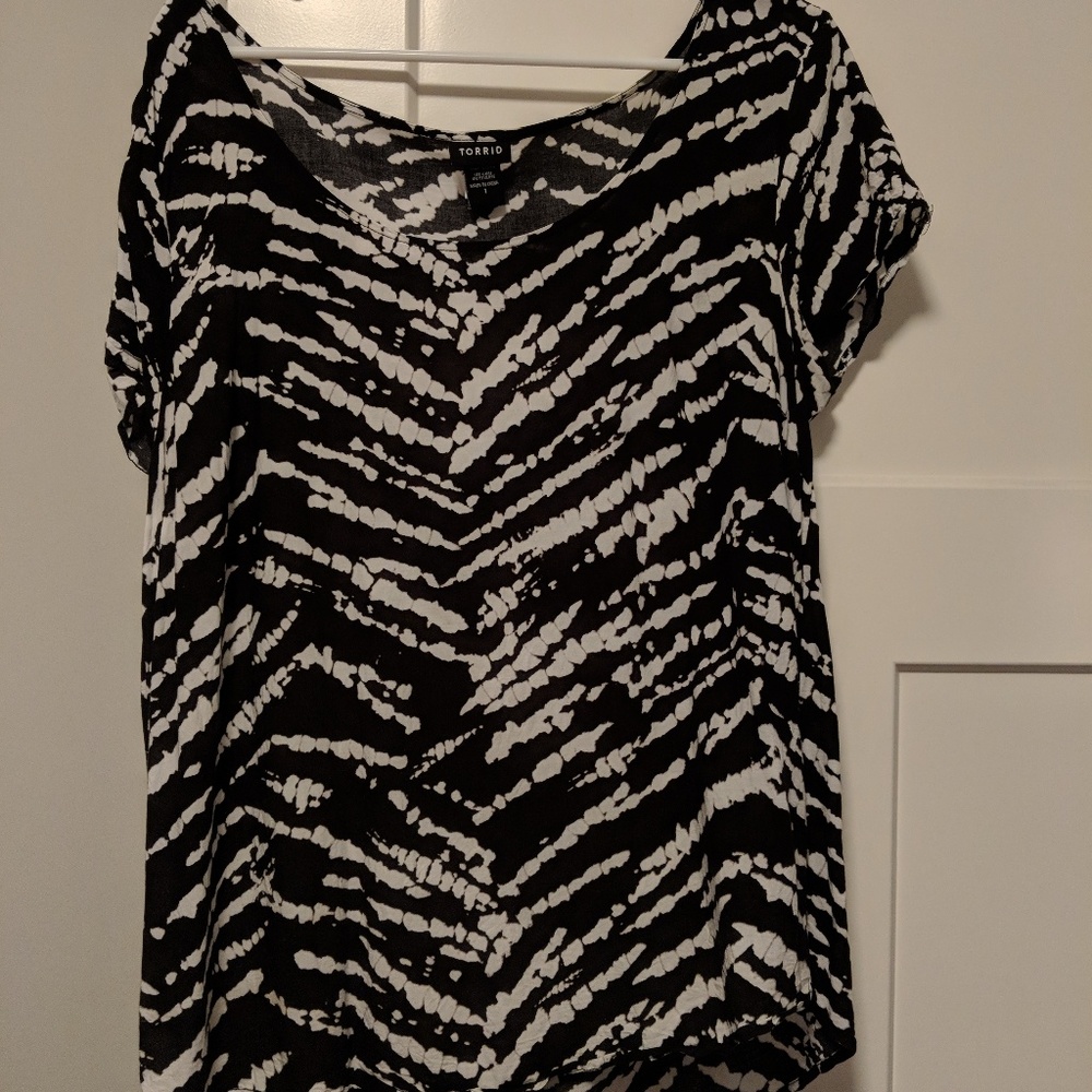 Torrid 1X Casual Black and White Shirt